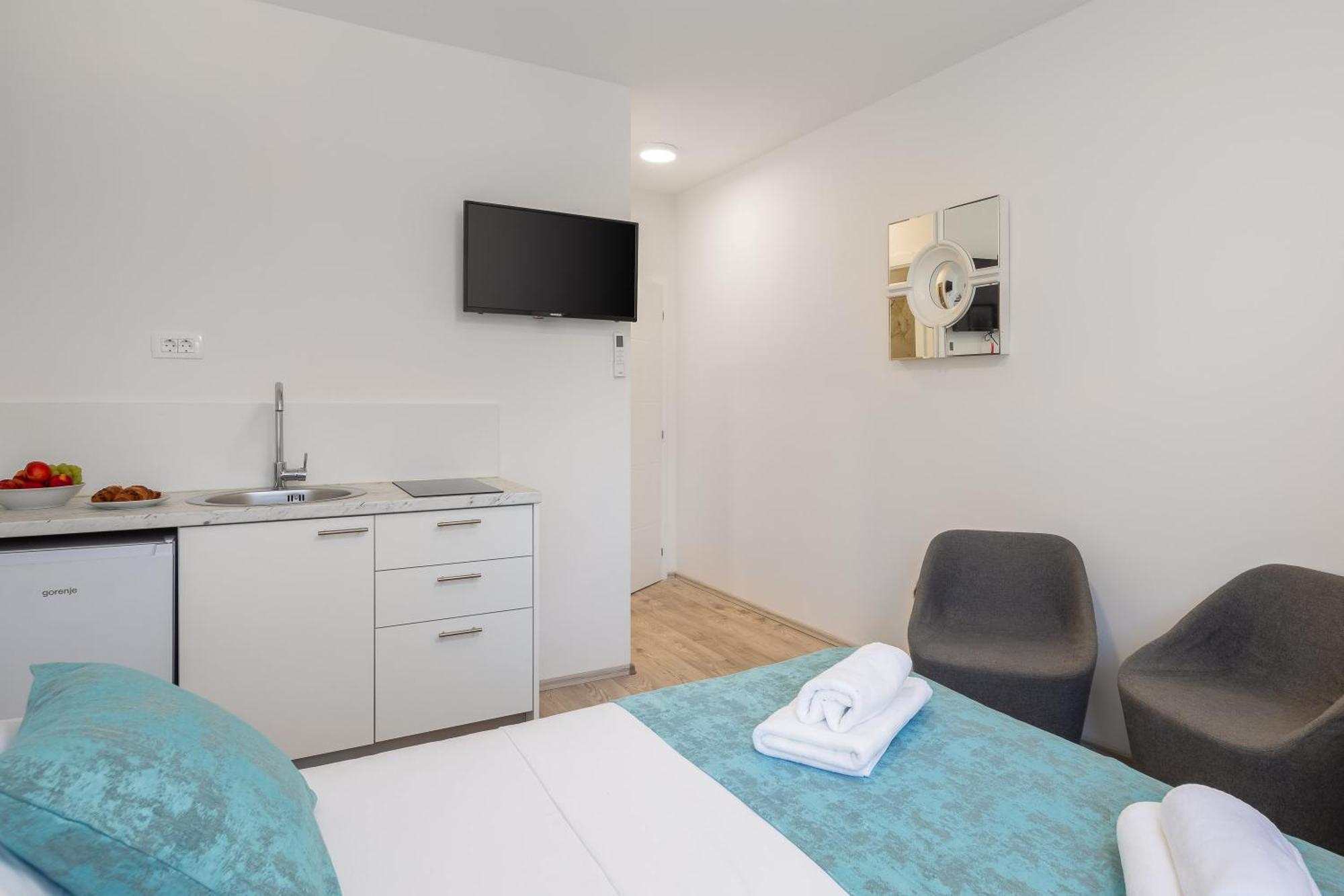 Beachfront Apartments Providenca With Free Parking Макарска Стая снимка
