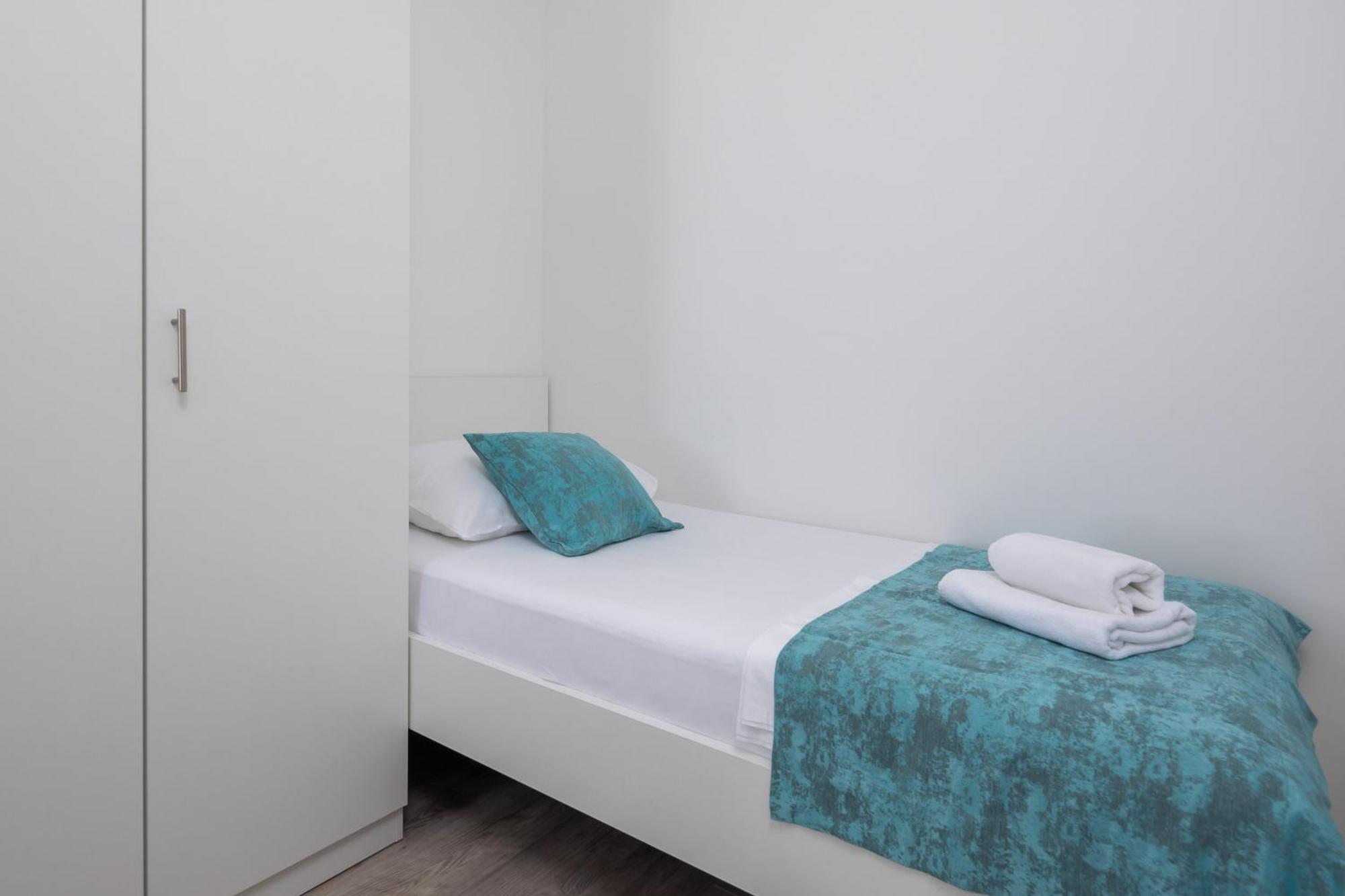 Beachfront Apartments Providenca With Free Parking Макарска Стая снимка