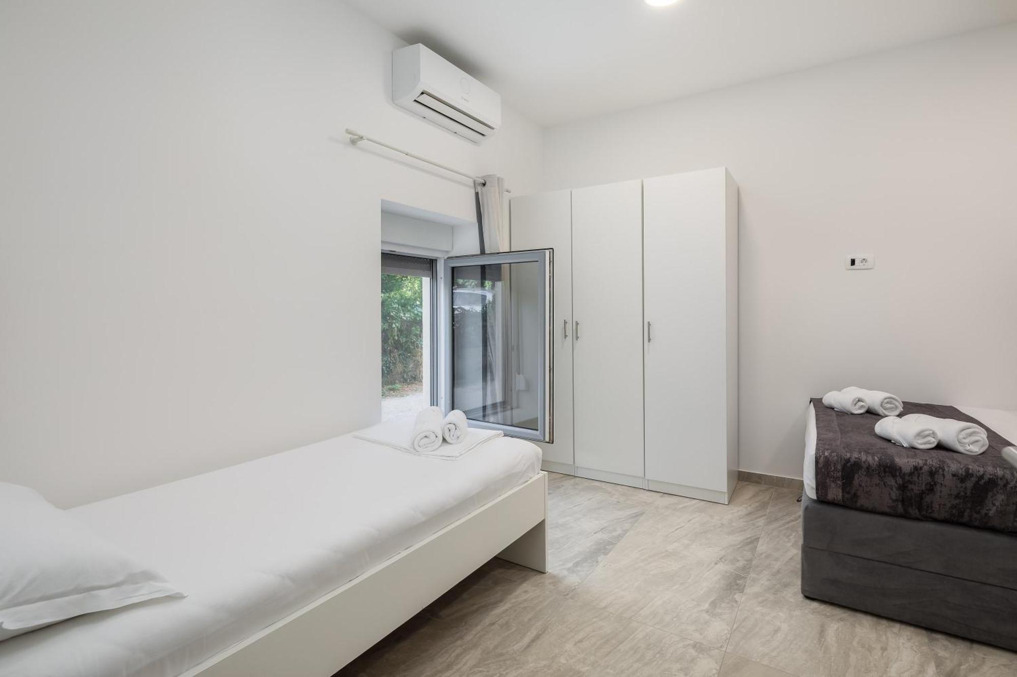 Beachfront Apartments Providenca With Free Parking Макарска Стая снимка
