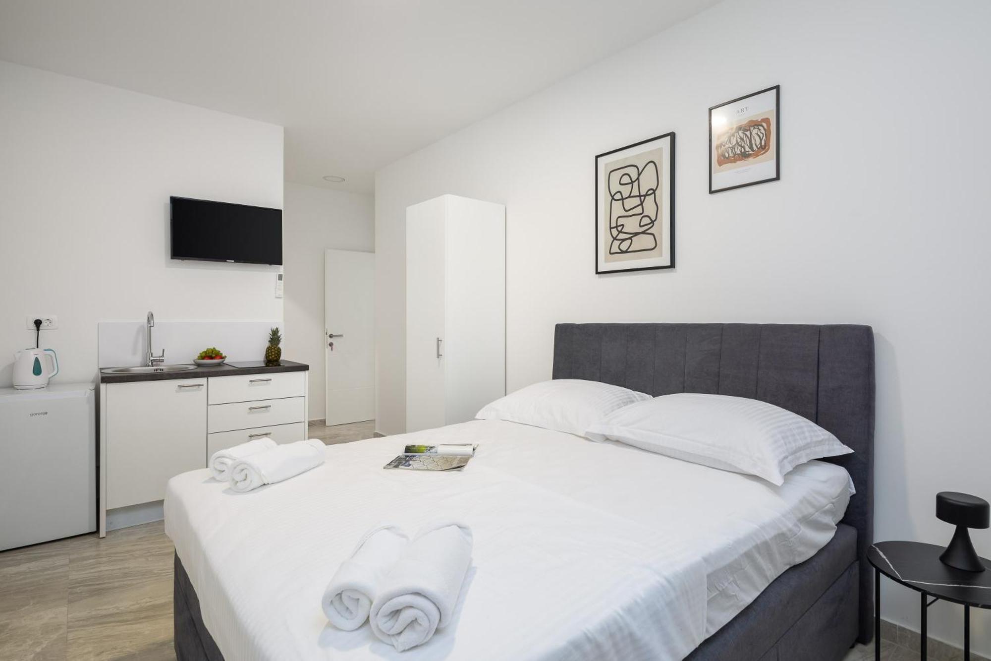 Beachfront Apartments Providenca With Free Parking Макарска Стая снимка