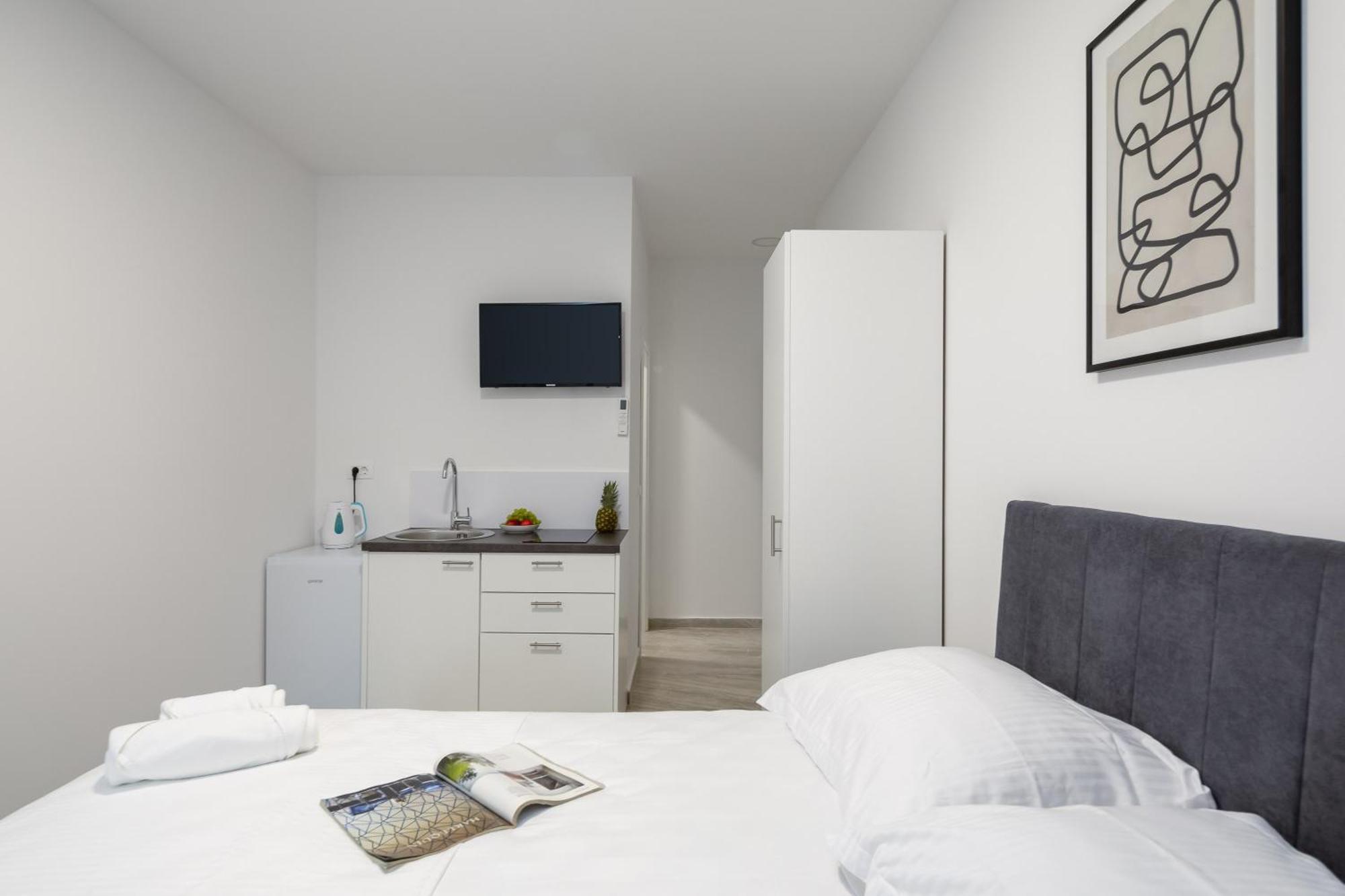 Beachfront Apartments Providenca With Free Parking Макарска Стая снимка