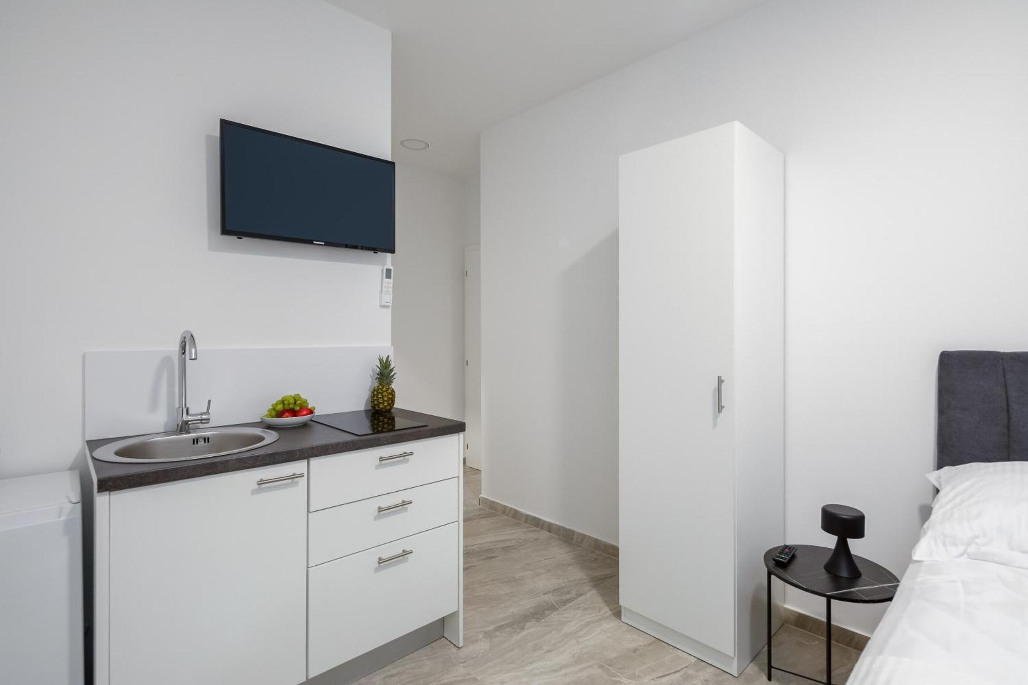 Beachfront Apartments Providenca With Free Parking Макарска Стая снимка
