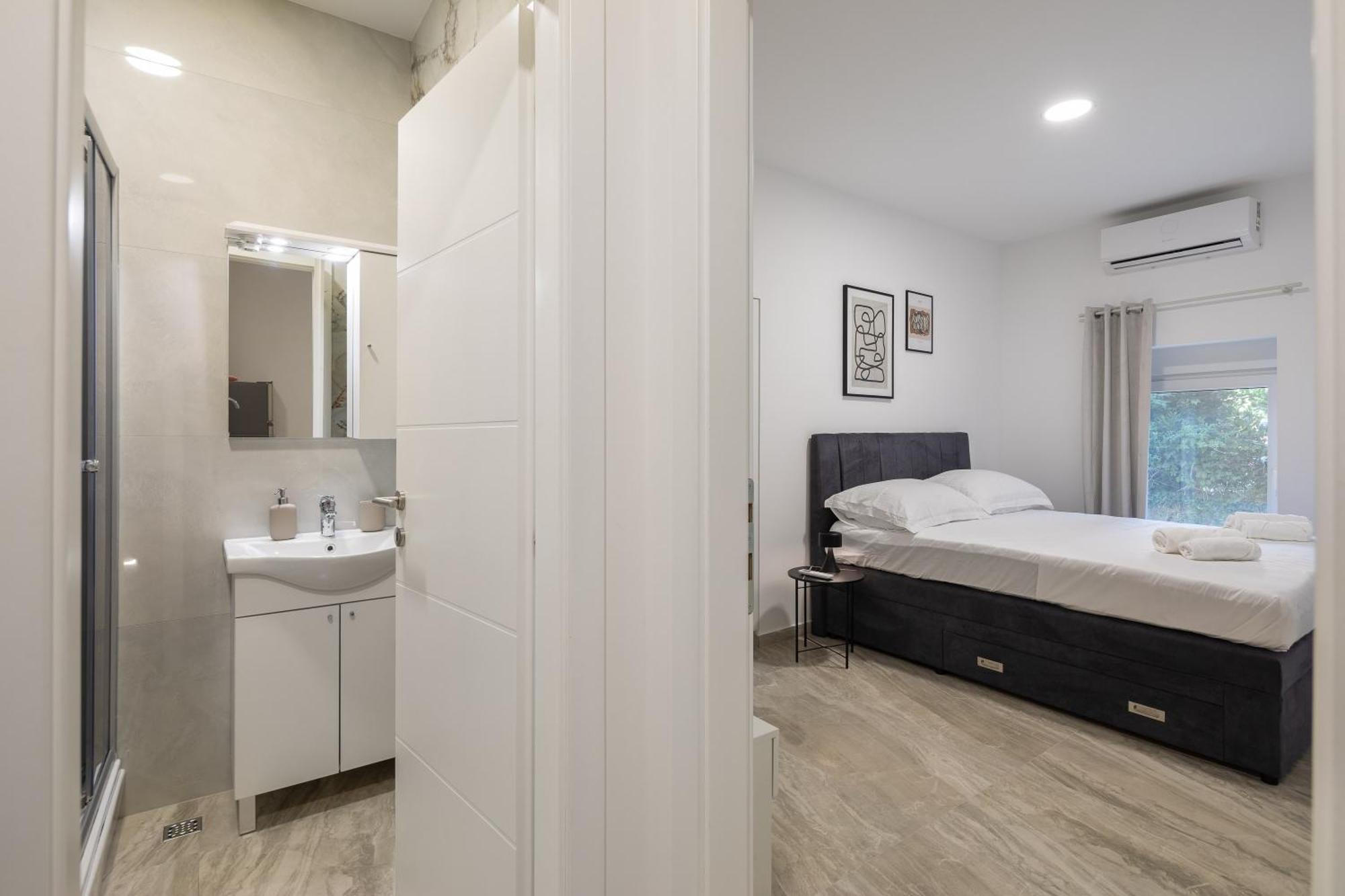 Beachfront Apartments Providenca With Free Parking Макарска Стая снимка