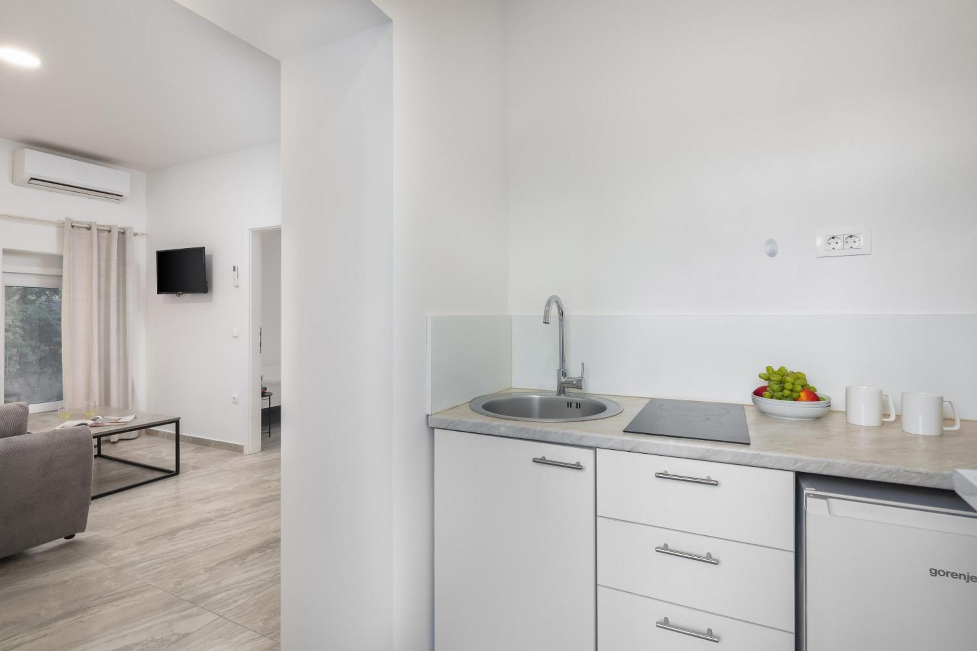 Beachfront Apartments Providenca With Free Parking Макарска Стая снимка