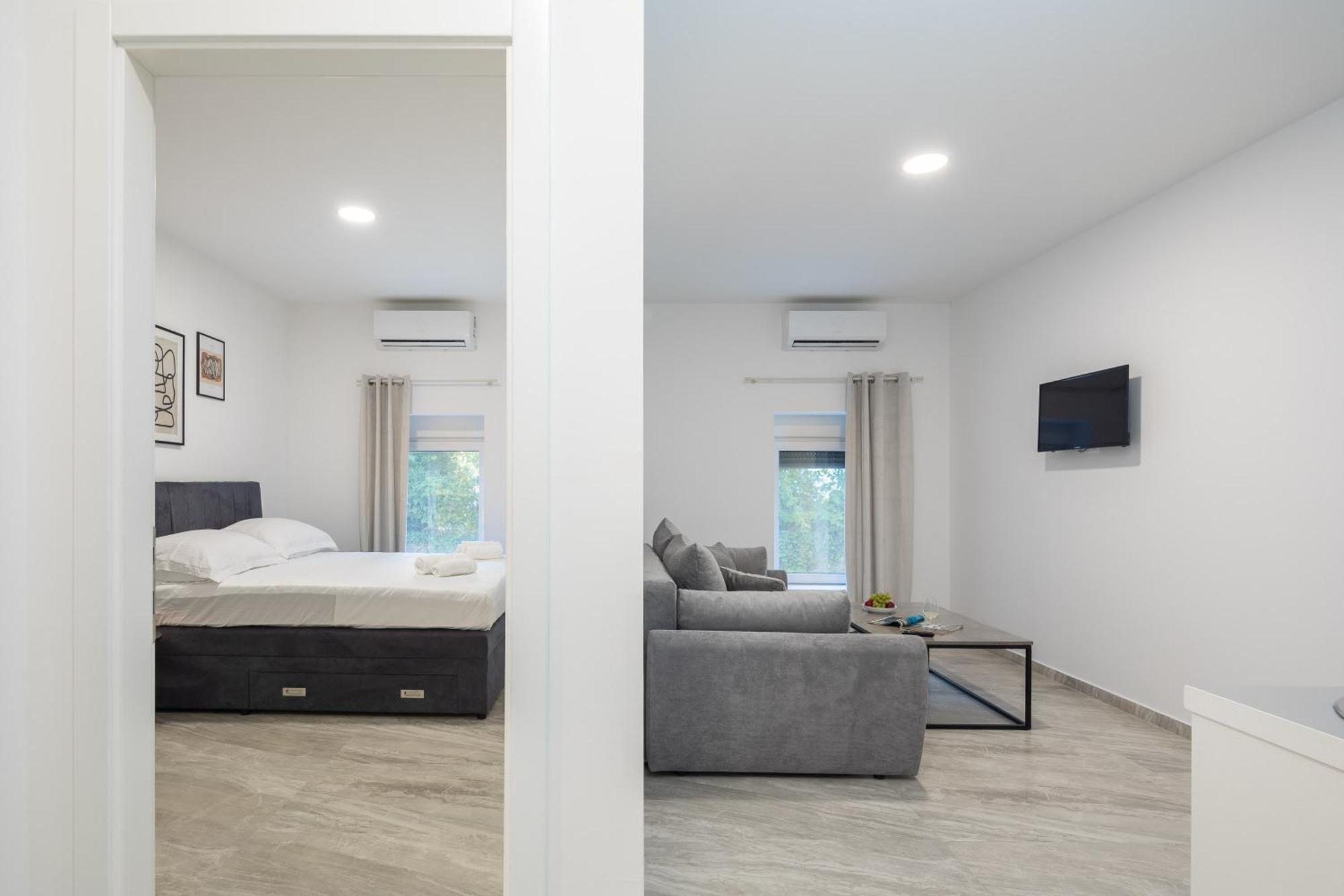 Beachfront Apartments Providenca With Free Parking Макарска Стая снимка